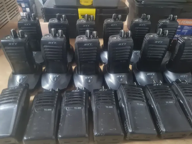 19 Radiocomunicador Hytera TC600 VHF com baterias usados , mais 22 baterias e 12 bases.
