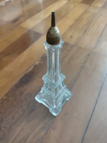 Garrafa de Perfume em Formato da Torre Eiffel