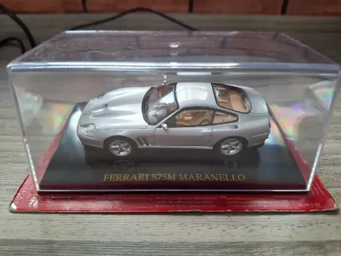 Miniatura Ferrari 575M Maranello Escala 1/43 - Ferrari Collection