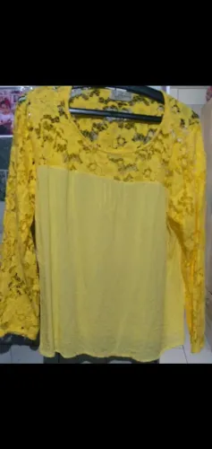 Blusa Amarela com Detalhes em Renda