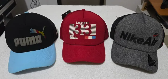 Bonés premium da PUMA, LAC0STE e NIKE AIR de tela 