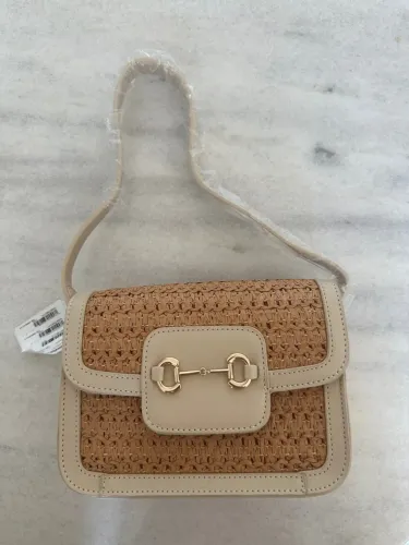 Bolsa de Ombro com Detalhes em Palha e Courino
