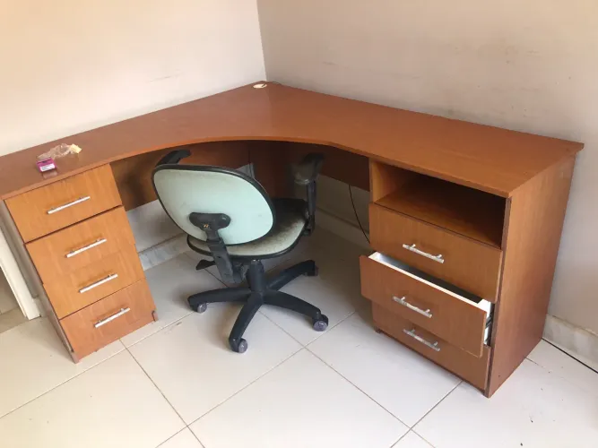 Vendo conjunto de escritório com estante 300,