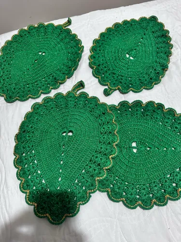 Jogo de Sousplats de Crochê - Feito à Mão com Detalhe Dourado (4 peças)