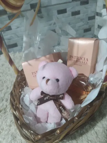 Cesta com kit perfume e hidratante jequiti