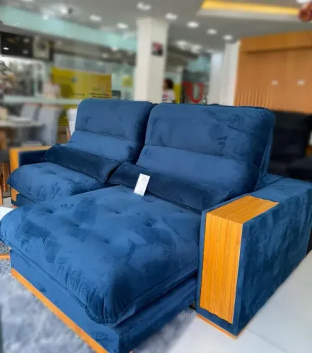 Sofá de Canto Azul com Detalhes em Madeira