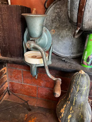 Moedor de cafe e de carne antigos