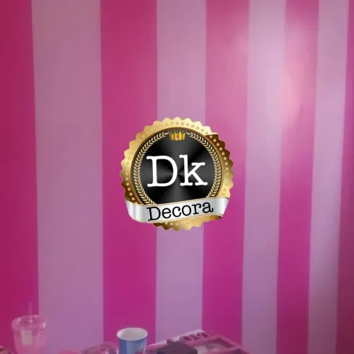 Papel de parede listrado rosa e branco
