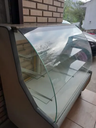 Balcão expositor de vidro neutro, sem temperatura. 