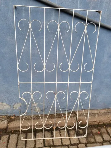 Grade de ferro para área externa porta