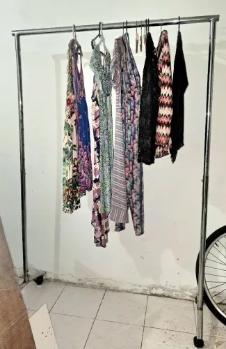 Arara de roupas ajustável 