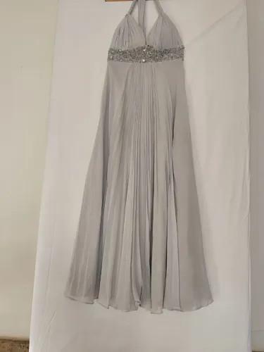 Vestido de festa longo cinza claro com detalhe