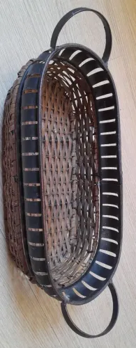 Cesta de mesa de metal com vime
