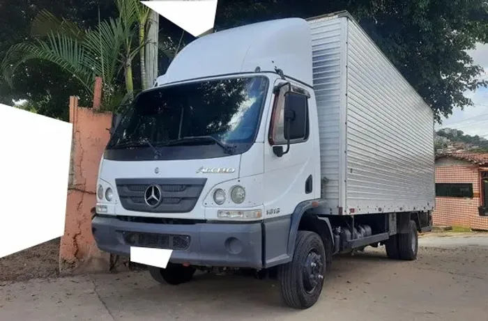 MB Accelo 1016 ano 2021 com baú