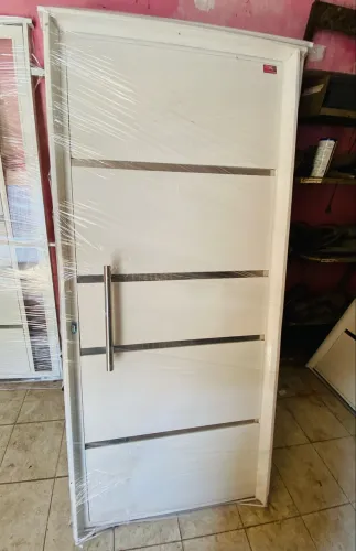 Porta com detalhes espelhados