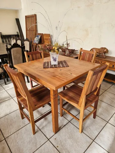 Mesa de Peroba Rosa 1x1m com 4 Cadeiras ? Você Não Vai Acreditar Onde Cabe Essa Belezura!