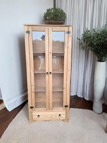 Cristaleira de madeira Rustica com 1 gaveta