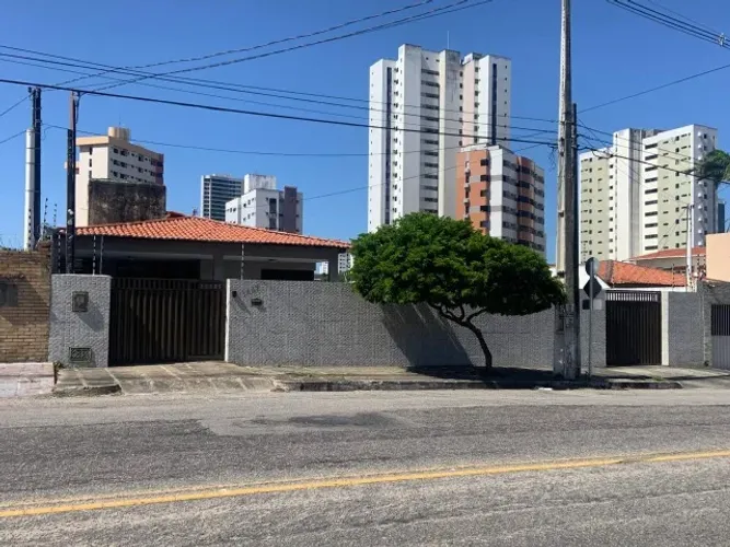 Casa a Venda na Avenida Lima e Silva