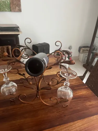 Suporte de vinho em ferro forjado. Lindíssimo! Americano