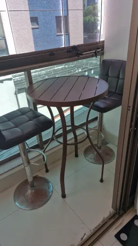 Jogo de mesa e cadeira alta