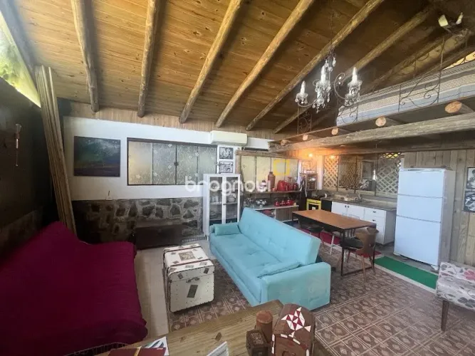 Casa Rústica á Venda de 2 dormitórios no Bairro Sambaqui - Florianópolis SC