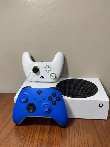 xbox series S com dois controles