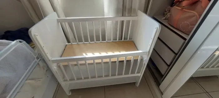 Mini Berço portátil com grade removivel.