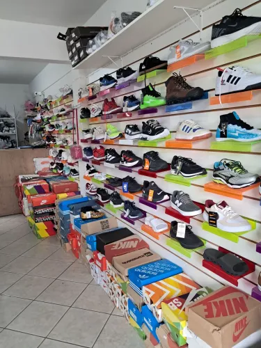 Vendo ou troco loja de calçados e roupas , preço de desapego 