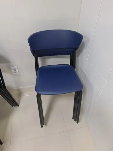 Cadeiras estrutura de ferro e plástico