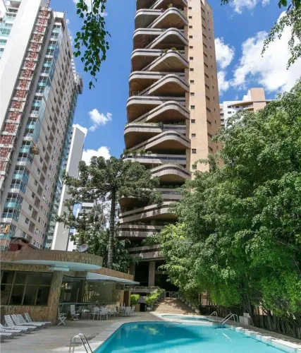 Agua Verde, Ed. Royal Garden, 04 suítes com hidro, 05 vagas de garagem, 808m²privativos, à