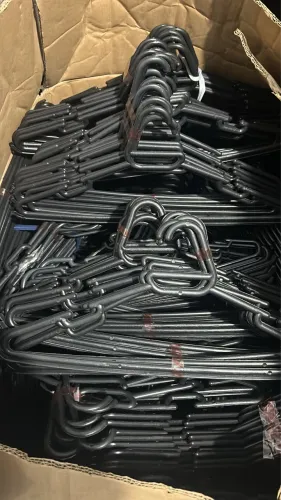 Cabides Pretos Reforçados - Apenas R$ 1,00 cada!