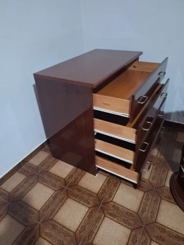 Cômoda de mogno em bom estado 