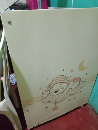 Vede um berço apenas o berço sem o colchão 