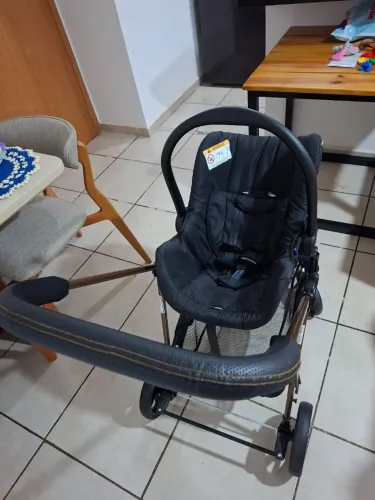 Vendo Carrinho de Bebê com Bebê Conforto