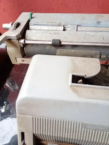 Máquina de escrever Olivetti