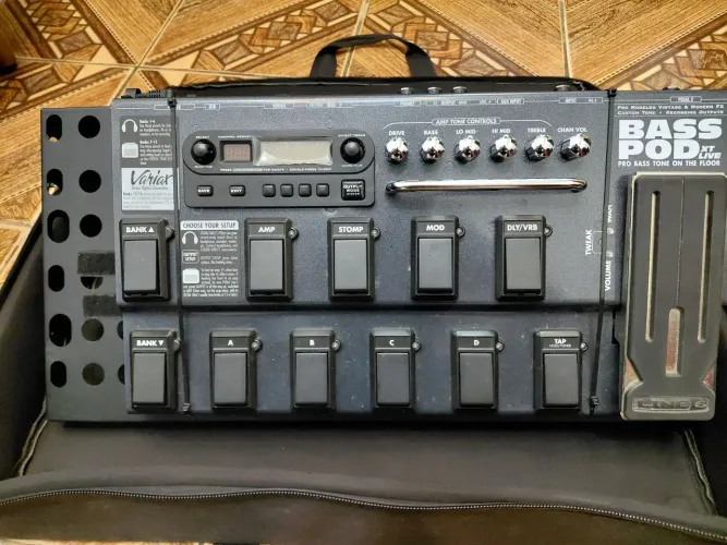 Peladeira para contrabaixo LINE 6 Bass pod XT live