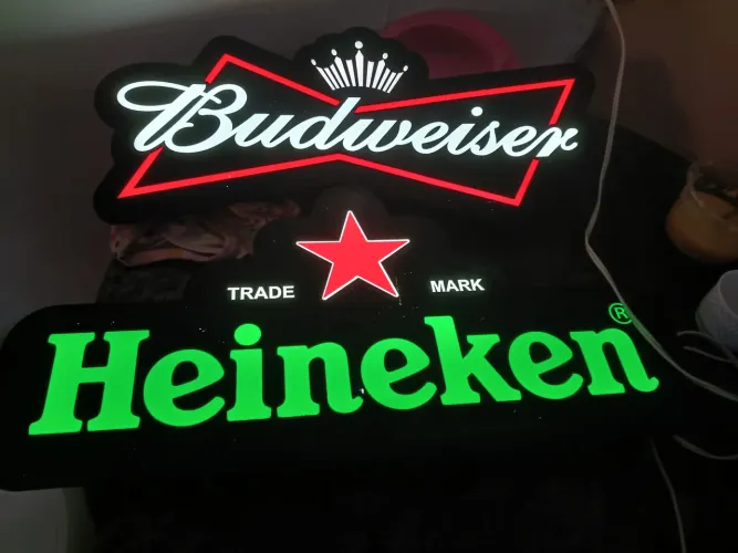 Placas decorativas de Heineken e Budweiser
