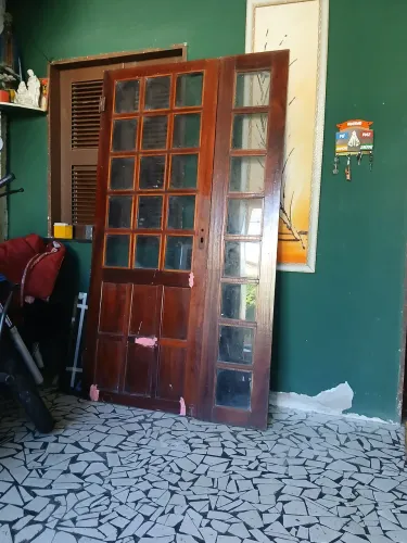 Vende-se porta com pandeirola