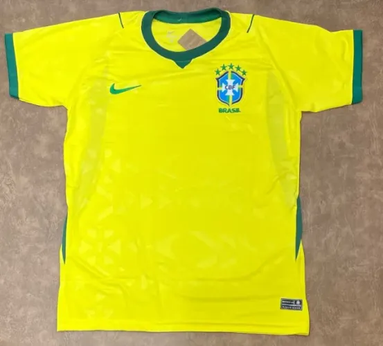 Camisa de time e boné 
