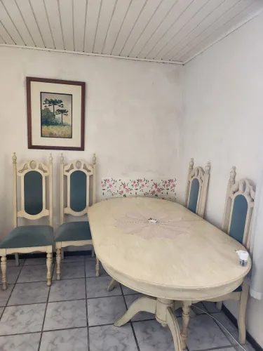Mesa de MADEIRA com 6 cadeiras.