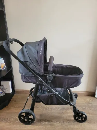 Carrinho de bebê com bebê conforto 