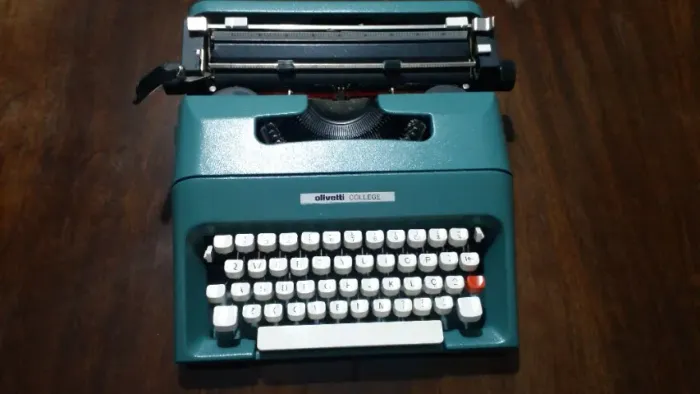 Máquina de escrever Olivetti College da década de 70, em perfeito estado de conservação.