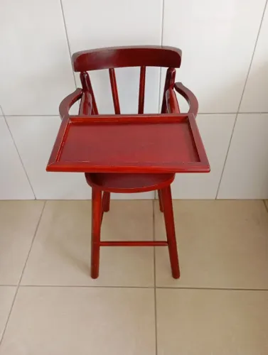 Alimentador infantil de madeira 