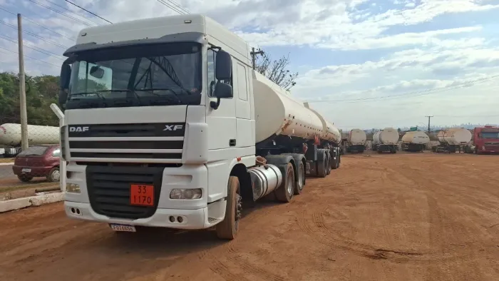 Conjunto caminhão daf tanque