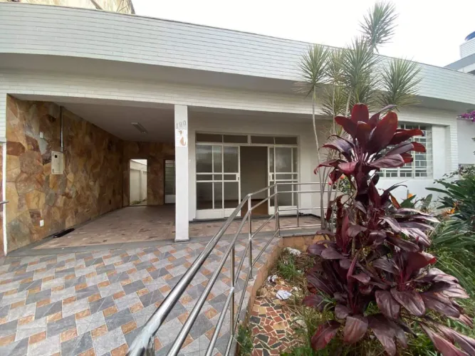 Casa residencial e comercial no Barreiro, com aproximadamente 241m² de área construída