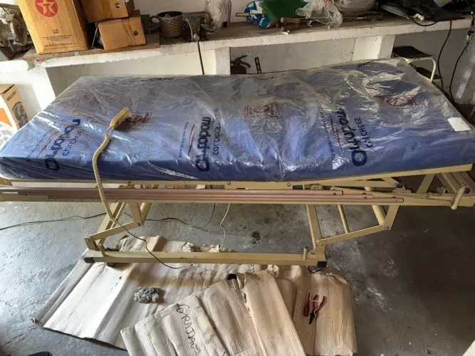 Uma cama hospitalar