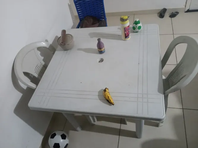 Mesa com duas cadeiras 100 reais pra vender logo 