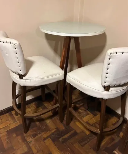 Mesa bistrô com 4 banquetas altas em linho com capitonê muito bonitas