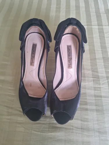 Vendo sapato lindíssima número 35 perfeita estado.