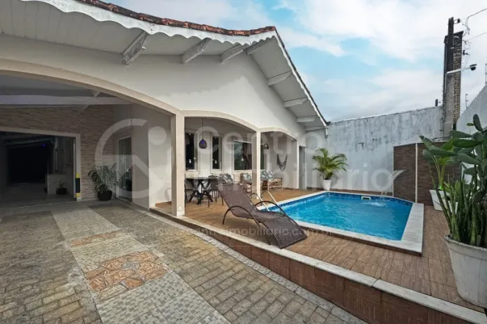 CASA à venda com piscina e 3 quartos em Peruíbe, no bairro Jardim Peruibe